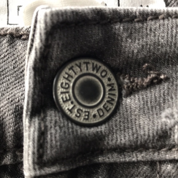 4/$20 Eighty Two Gray Denim Mini Skirt Size 11 Like New - Picture 4 of 11
